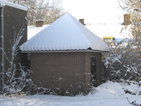 907684 Afbeelding van het besneeuwde elektriciteitshuisje op de Veenhof bij de Lauwerecht te Utrecht.